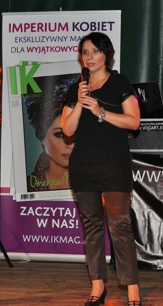 Foto instruktorki kursów komputerowych w trakcie przemówienia na wydarzeniu organizowanym przez magazyn Imperium Kobiet